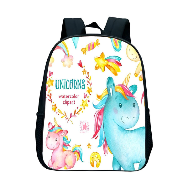 Une image d'un sac à dos d'écolier avec une illustration d'une licorne et d'un arc-en-ciel. La licorne est blanche avec une crinière et une queue roses. L'arc-en-ciel est coloré avec les couleurs traditionnelles. Le sac à dos est noir avec des bretelles noires.