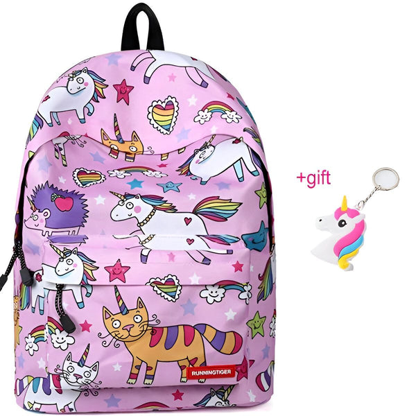 Le cartable est rose avec des motifs de licornes, de chats et d'étoiles. Il y a un porte-clés en forme de licorne offert avec le cartable.