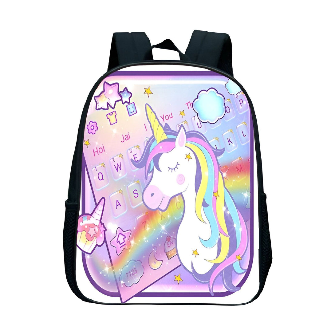 Une image d'un sac à dos rose et violet avec une licorne endormie sur un clavier d'ordinateur portable. Il y a des étoiles, des nuages et des arcs-en-ciel autour de la licorne.