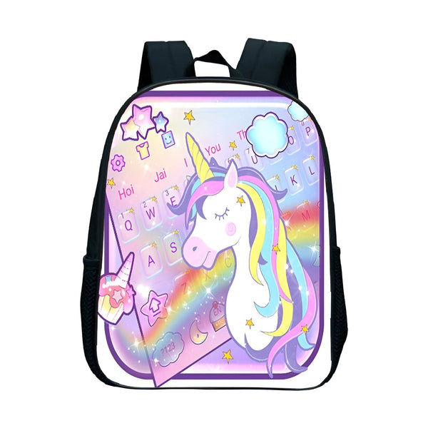 Une image d'un sac à dos rose et violet avec une licorne endormie sur un clavier d'ordinateur portable. Il y a des étoiles, des nuages et des arcs-en-ciel autour de la licorne.