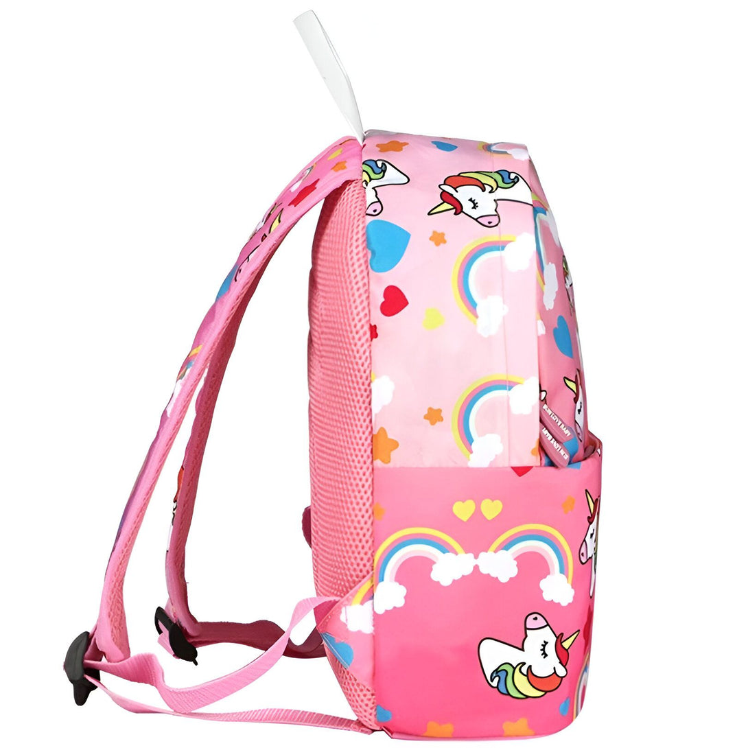 Une image d'un sac à dos rose avec une licorne et un arc-en-ciel. Le sac à dos est sur un fond blanc.