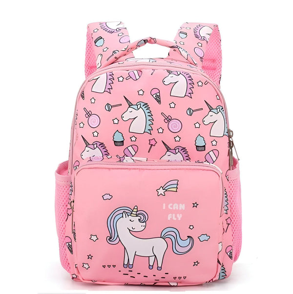 Une image d'un sac à dos rose avec une licorne dessus. Le sac à dos est également décoré de bonbons et d'étoiles.