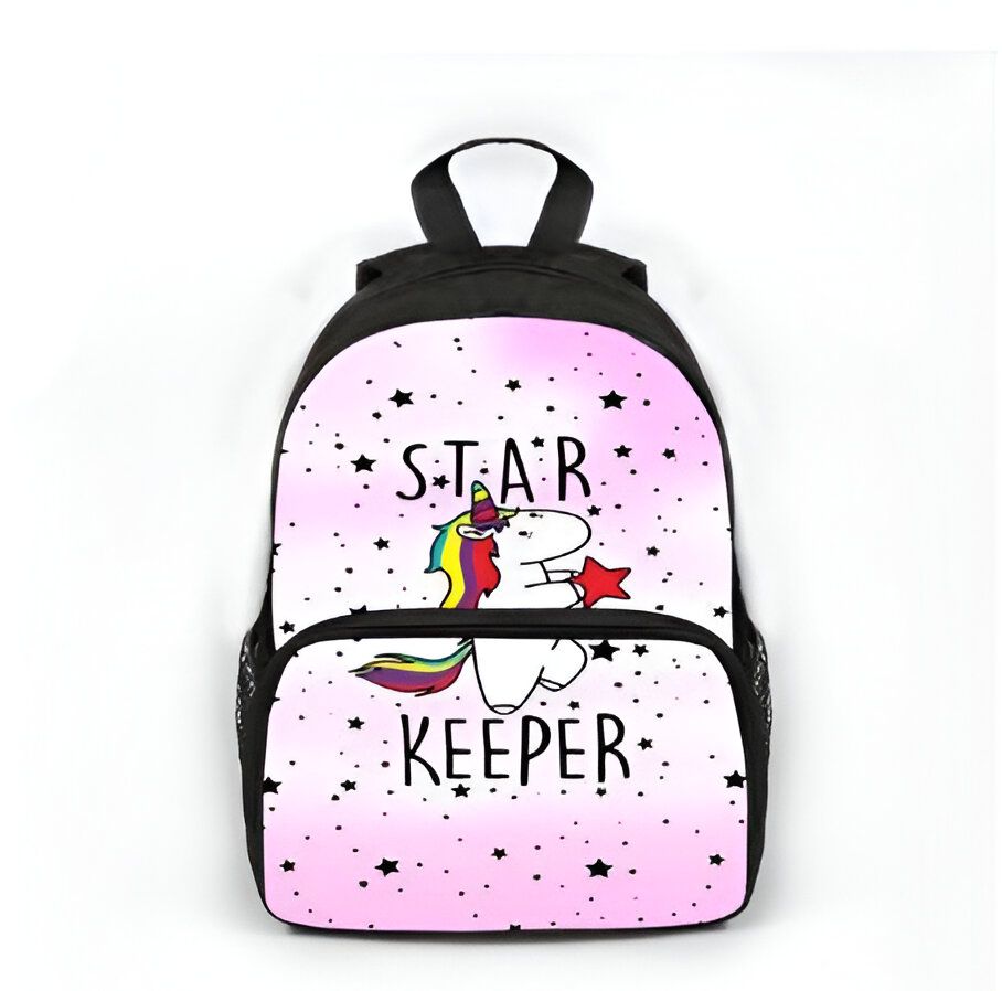 Le cartable est rose et noir avec une image de licorne blanche et arc-en-ciel. Il y a des étoiles noires sur le cartable et le texte "Star Keeper" est écrit en noir.