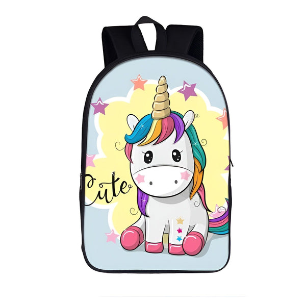 Une image d'un sac à dos d'écolier avec une illustration d'une licorne blanche avec une corne dorée et une crinière arc-en-ciel. Le sac à dos est bleu avec des étoiles roses et jaunes. Il y a du texte écrit sur le sac à dos qui dit "Cute".