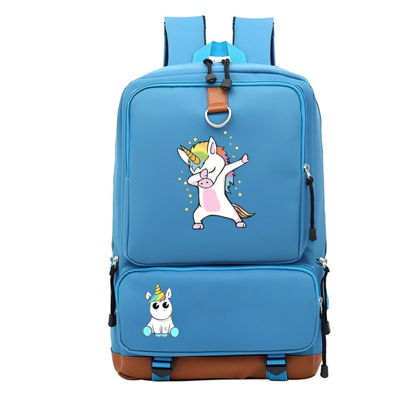 Une image d'un sac à dos bleu avec une image de licorne qui fait le dab.