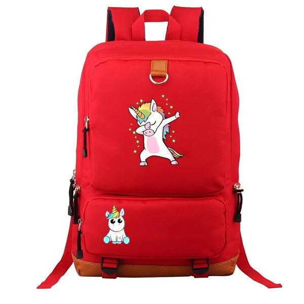 Le sac à dos est rouge avec une image d'une licorne qui fait le dab. Il y a aussi une petite image d'une licorne qui fait le dab sur la poche avant.