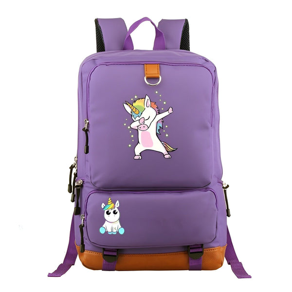 Une image d'un sac à dos violet avec une image de licorne dessus. La licorne est en train de danser le dab.