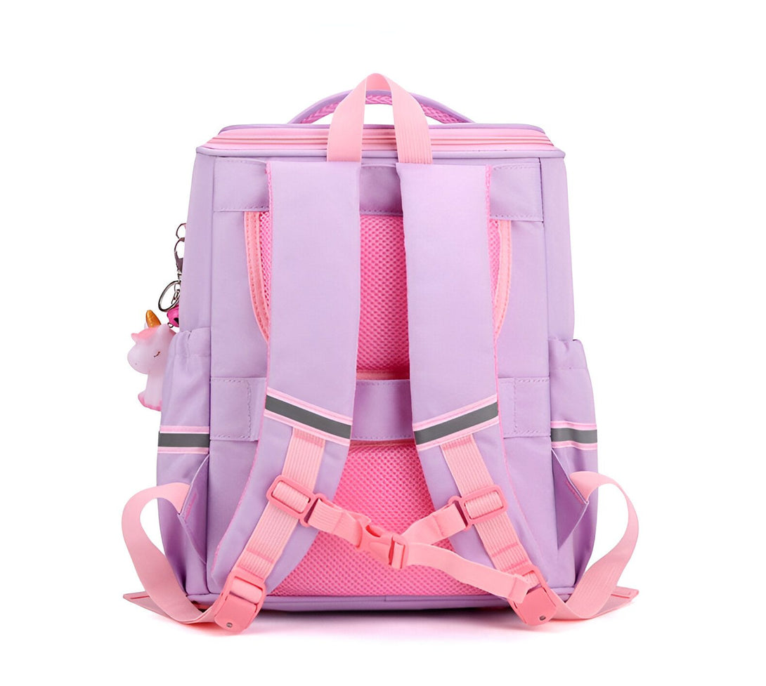 Le cartable est de couleur rose et mauve avec une image de licorne.