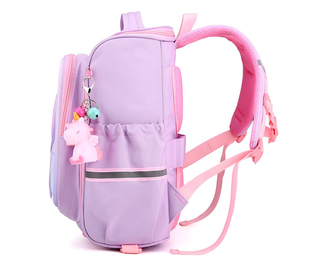 Un cartable rose et violet avec une image de licorne et un grelot en forme de cloche.