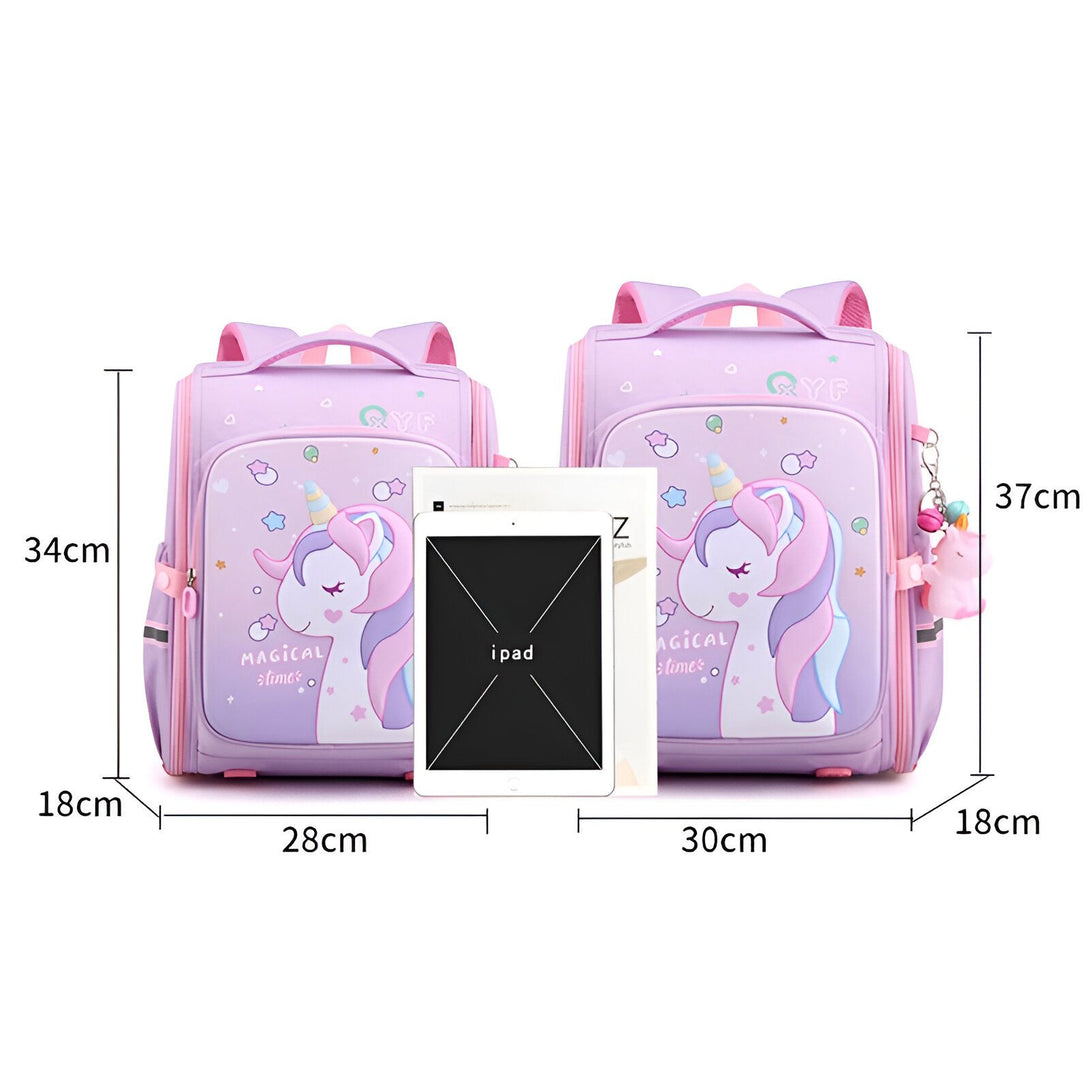 L'image représente un sac à dos scolaire licorne rose et violet avec une trousse et un porte-clés. Le sac à dos possède une grande poche principale, une poche avant plus petite et deux poches latérales en filet. Il est décoré d'une image de licorne et de étoiles. La trousse est de la même couleur que le sac à dos et possède une fermeture éclair. Le porte-clés est en forme de licorne et est attaché à la fermeture éclair de la trousse.