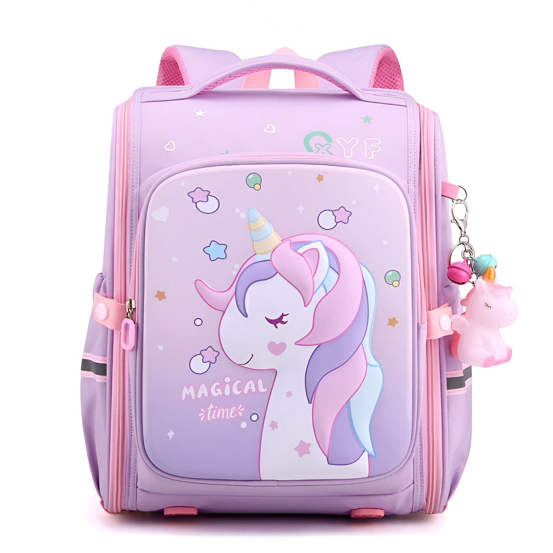 Une image d'un sac à dos rose et violet avec une licorne magique dessus. Le sac à dos est décoré d'étoiles et de lunes et possède une poignée sur le dessus.