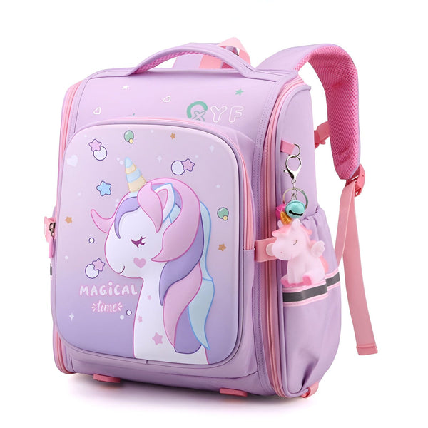 Un cartable violet avec une image de licorne magique dessus. Il y a aussi un porte-clés en forme de licorne sur le côté.