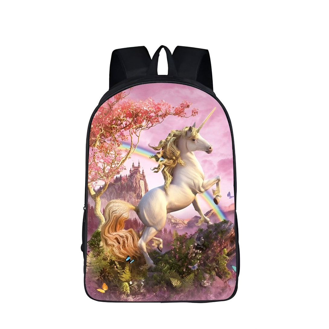 licorne blanche avec une crinière et une queue arc-en-ciel, se cabrant sur un pré fleuri. En arrière-plan, on aperçoit un château et un arc-en-ciel.