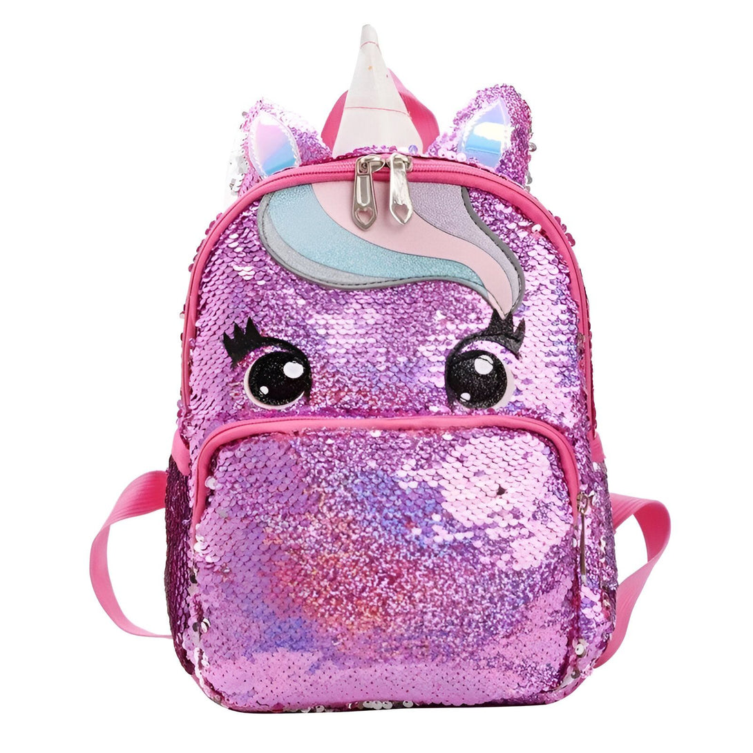 Un sac à dos rose à paillettes en forme de licorne avec une corne et des oreilles en 3D. Le sac à dos a une fermeture éclair sur le devant et des bretelles réglables.