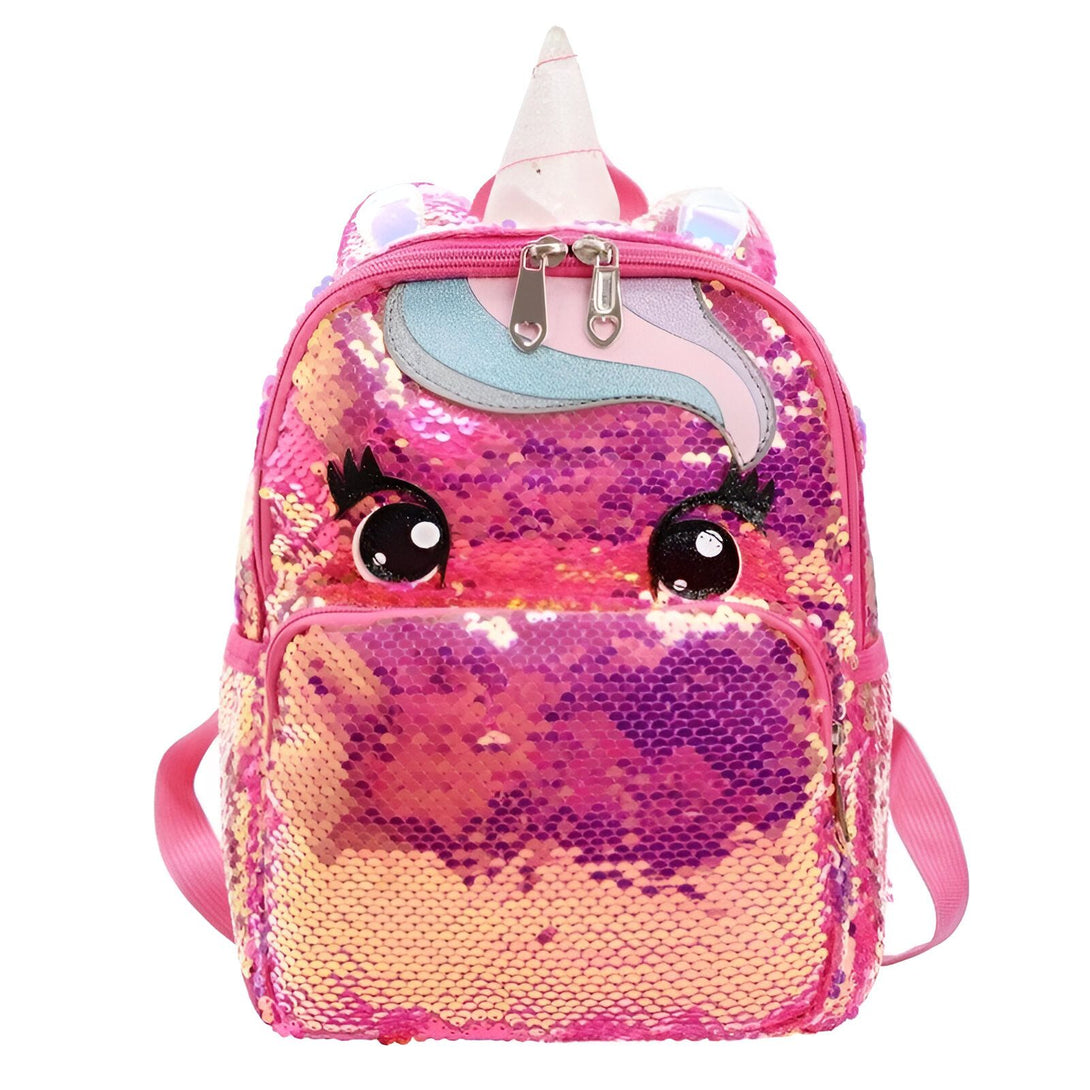 Un sac à dos rose à paillettes avec une tête de licorne. La licorne a une crinière et une queue arc-en-ciel. Le sac à dos a deux compartiments zippés et des bretelles réglables.