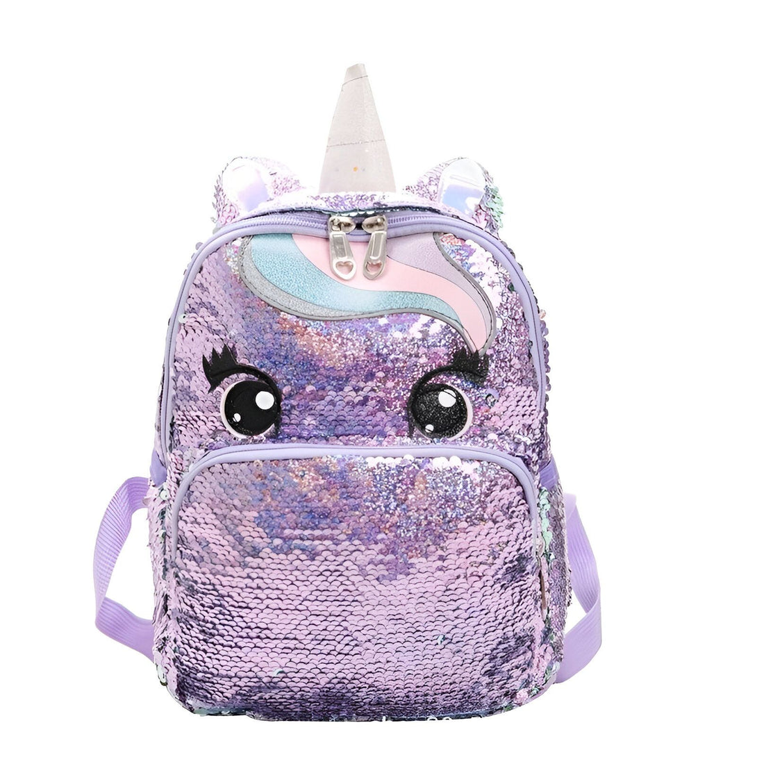 Un sac à dos licorne violet avec des paillettes réversibles. Le sac à dos a une forme de licorne, avec une tête de licorne sur le devant. La tête de licorne a des yeux et des oreilles en 3D, et une corne argentée. Le sac à dos est fabriqué en sequins réversibles, qui peuvent être retournés pour changer de couleur. Les bretelles du sac à dos sont réglables.