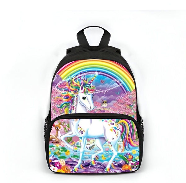 Une image d'un sac à dos noir avec une image de licorne arc-en-ciel. La licorne est blanche avec une crinière et une queue arc-en-ciel. Il y a aussi des étoiles et des lunes dans l'image. Le sac à dos est parfait pour les enfants qui aiment les licornes et les arcs-en-ciel.