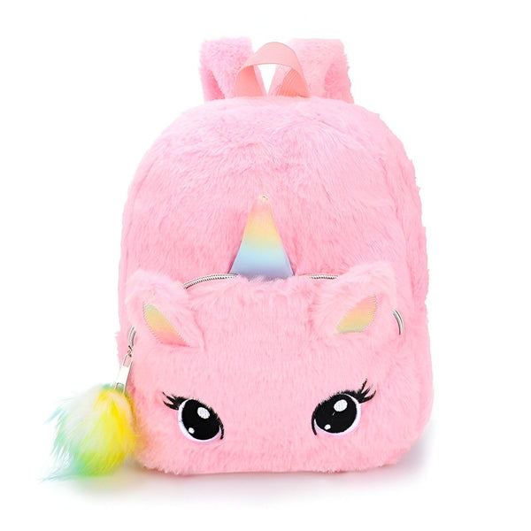 Une peluche rose en forme de licorne avec une crinière et une queue arc-en-ciel. La peluche a une fermeture éclair sur le dos pour pouvoir y ranger des affaires.