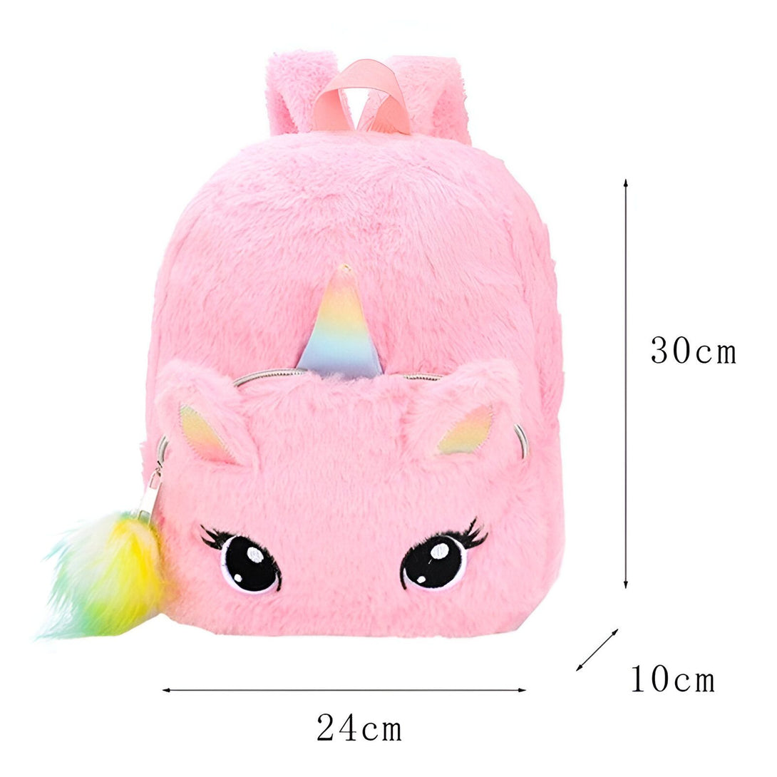 Une peluche en forme de licorne rose avec une crinière et une queue arc-en-ciel. La peluche est dotée d'une fermeture éclair sur le dos pour pouvoir y ranger des affaires.