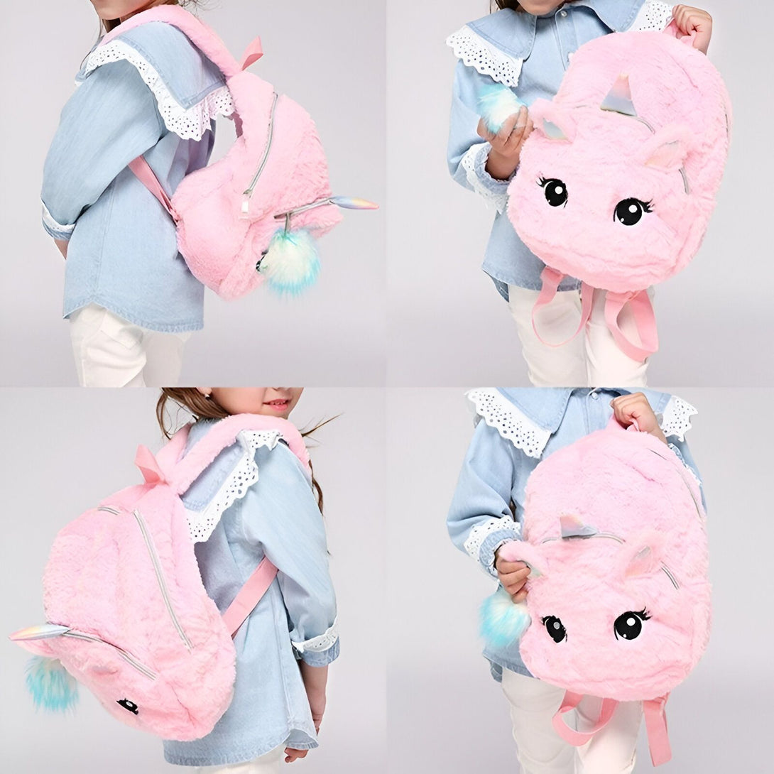 Une petite fille porte un sac à dos en peluche rose en forme de licorne. Le sac à dos a une crinière et une queue arc-en-ciel, ainsi qu'une grande poche zippée. La petite fille porte une chemise en jean et des jeans.