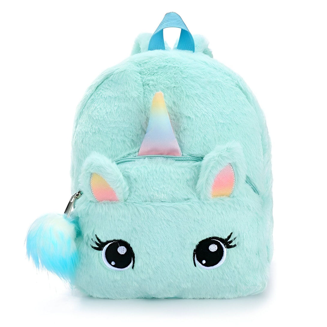 Un sac à dos en peluche licorne bleu clair avec une corne et des oreilles de licorne, des yeux et une fermeture éclair sur le devant. Il y a un pompon arc-en-ciel sur le côté.