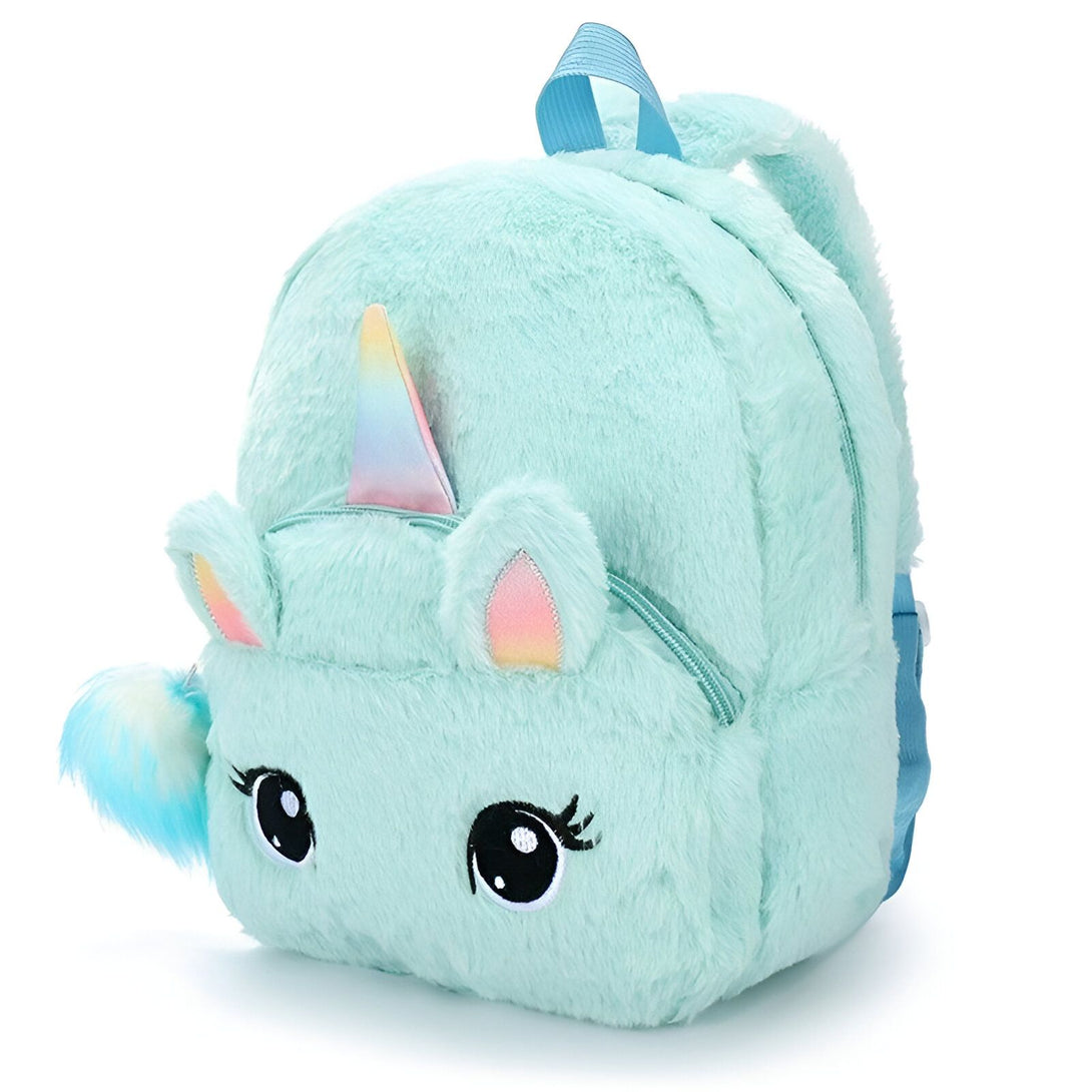 Une peluche en forme de licorne verte avec une crinière et une queue arc-en-ciel. La peluche a une fermeture éclair sur le dos pour pouvoir y ranger des affaires.