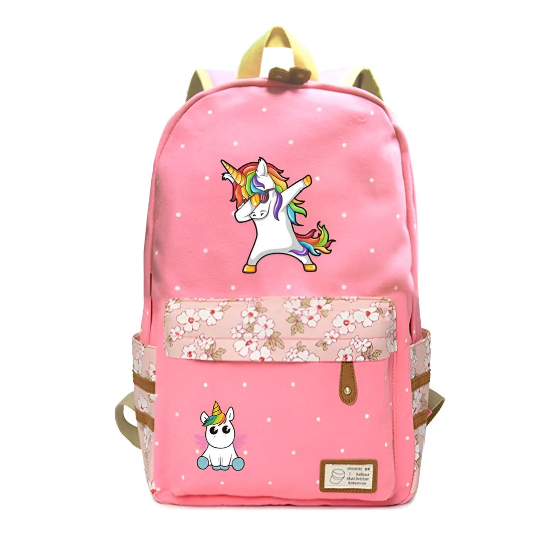 Un sac à dos rose avec une image de licorne qui fait le dab. Il y a aussi des fleurs blanches sur le sac à dos.