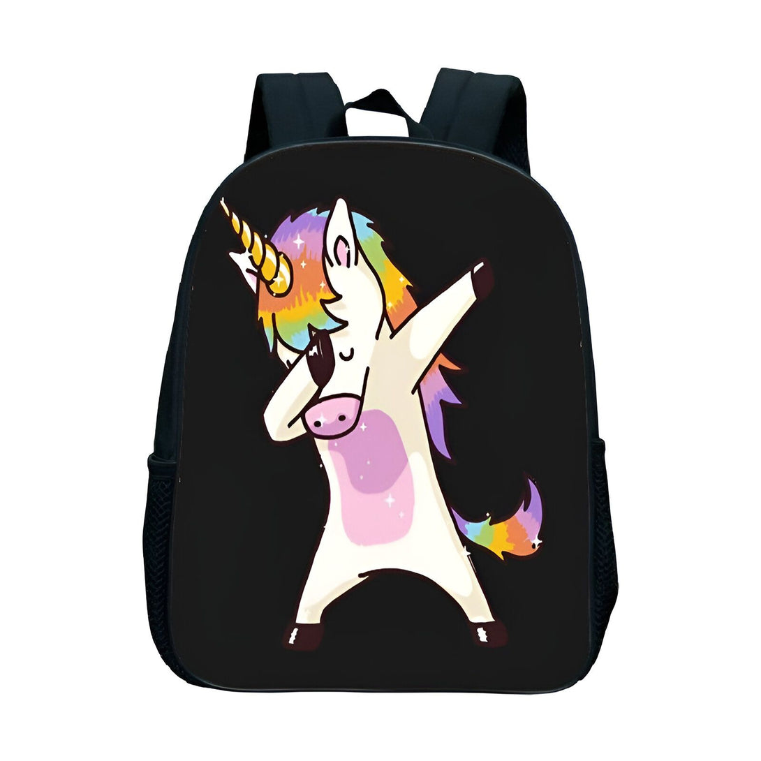 Une image d'un sac à dos noir avec une image de licorne qui fait un dab. La licorne est blanche avec une crinière et une queue arc-en-ciel.