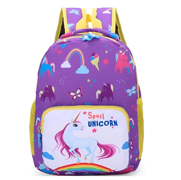 Un sac à dos violet avec une image de licorne et un arc-en-ciel. Le sac à dos est également décoré de papillons et d'étoiles.