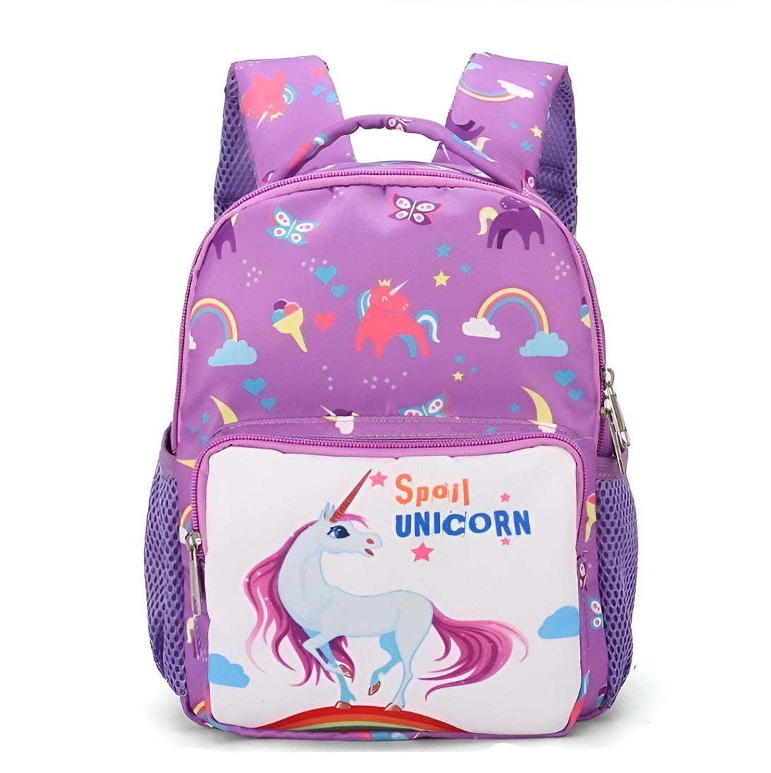 Un sac à dos violet avec une image de licorne dessus. Le sac à dos est également décoré d'étoiles, de lunes et de cœurs.