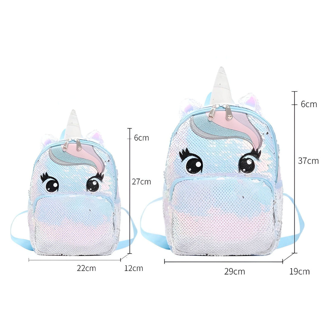 L'image représente un sac à dos licorne bleu et blanc avec des paillettes réversibles. Il y a deux compartiments zippés, une poignée et des bretelles réglables. Le sac à dos est décoré d'une tête de licorne avec des yeux et une corne en sequins.