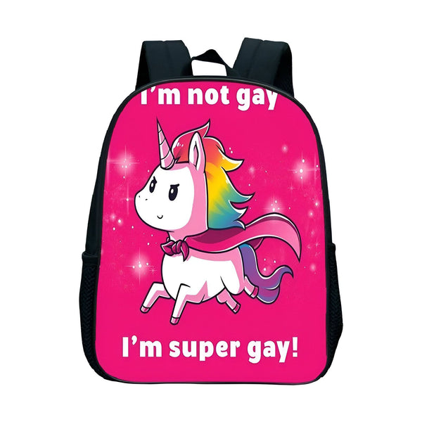 L'image représente un sac à dos rose avec une licorne qui porte une cape arc-en-ciel. La licorne a une crinière et une queue arc-en-ciel. Le texte sur le sac à dos dit "I'm not gay, I'm super gay".