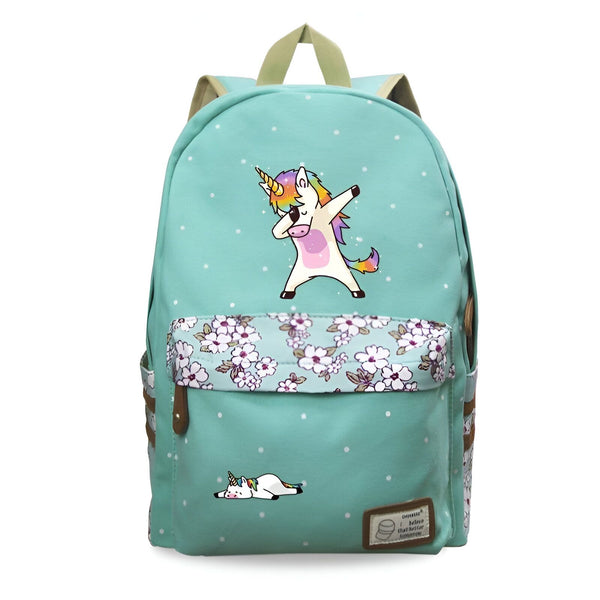 Une image d'un sac à dos vert avec une image de licorne qui dab. Il y a aussi des fleurs sur le sac à dos.