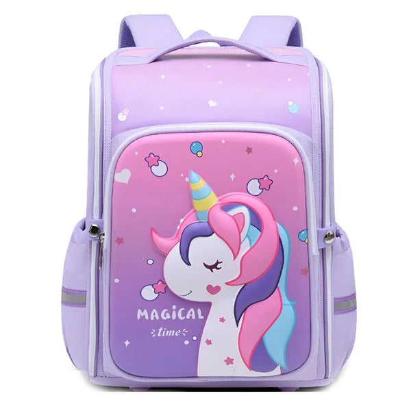 Une image d'un sac à dos violet avec une licorne magique dessus. Le sac à dos est également décoré d'étoiles et de lunes.