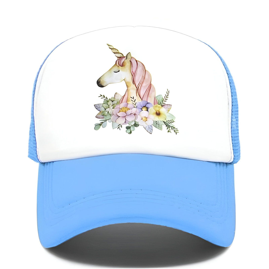 Une casquette de baseball bleue avec un motif de licorne. La licorne est blanche avec une crinière et une queue roses. Elle est entourée de fleurs et de feuilles.