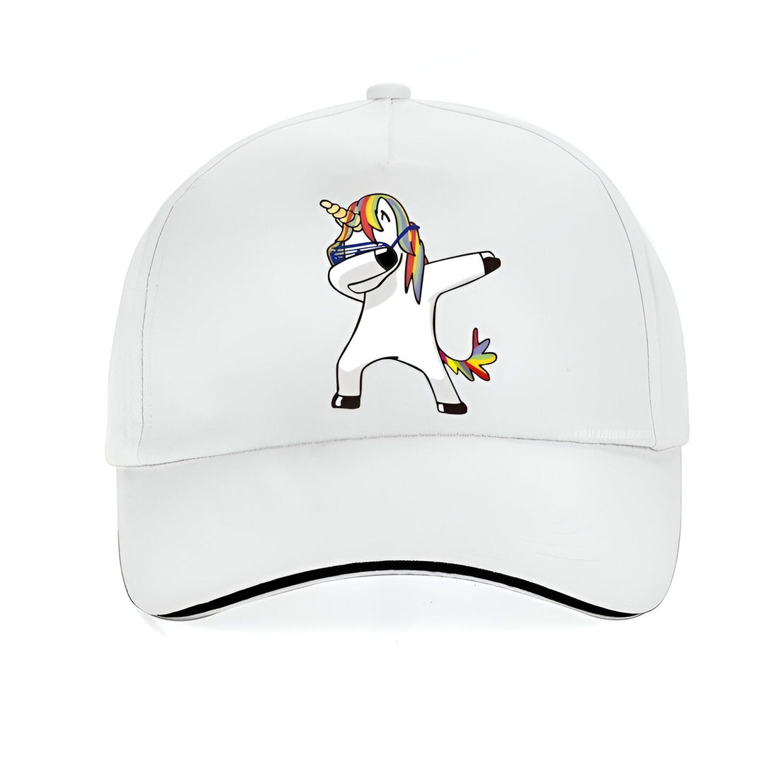 Une casquette de baseball blanche avec un motif de licorne. La licorne porte des lunettes de soleil et fait un dab.