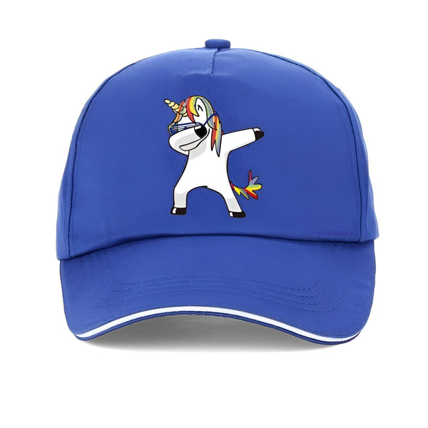 Une casquette de baseball bleue avec un motif de licorne blanche qui fait un dab. La licorne porte des lunettes de soleil et a une crinière et une queue arc-en-ciel.