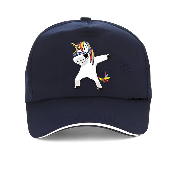 Une casquette de baseball bleue avec un motif de licorne blanche qui fait un dab. La licorne porte des lunettes de soleil et a une crinière et une queue arc-en-ciel.