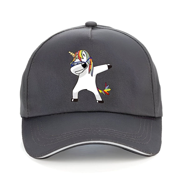 Une casquette de baseball grise avec un motif de licorne. La licorne porte des lunettes de soleil et fait un dab.