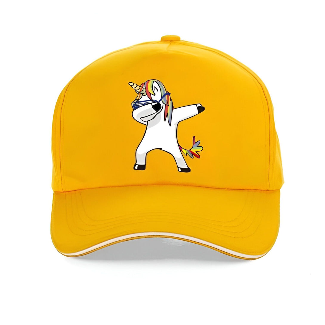 Une casquette de baseball jaune avec un motif de licorne blanche qui fait un dab. La licorne porte des lunettes de soleil et a une crinière et une queue arc-en-ciel.