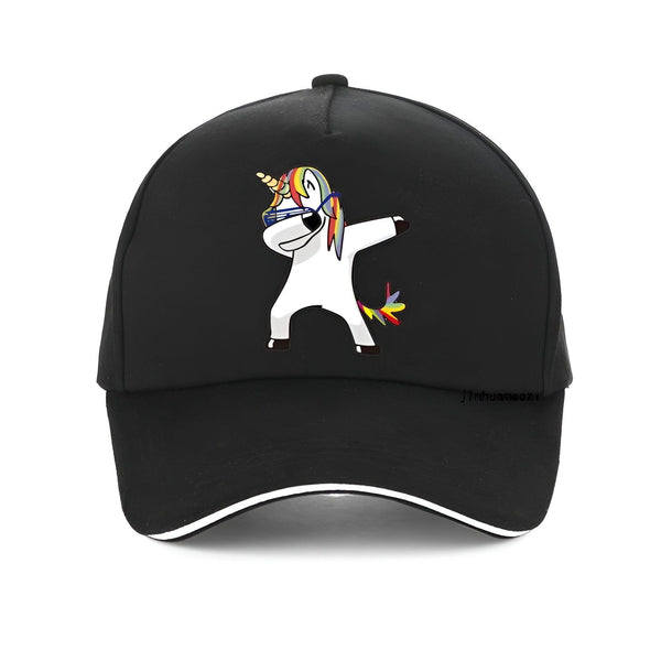 Une casquette de baseball noire avec un motif de licorne blanche qui fait un dab. La licorne porte des lunettes de soleil et a une crinière et une queue arc-en-ciel.