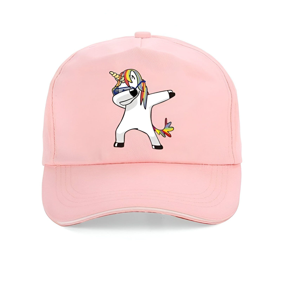 Une casquette rose avec un motif de licorne blanche qui fait un dab. La licorne porte des lunettes de soleil et a une crinière et une queue arc-en-ciel.