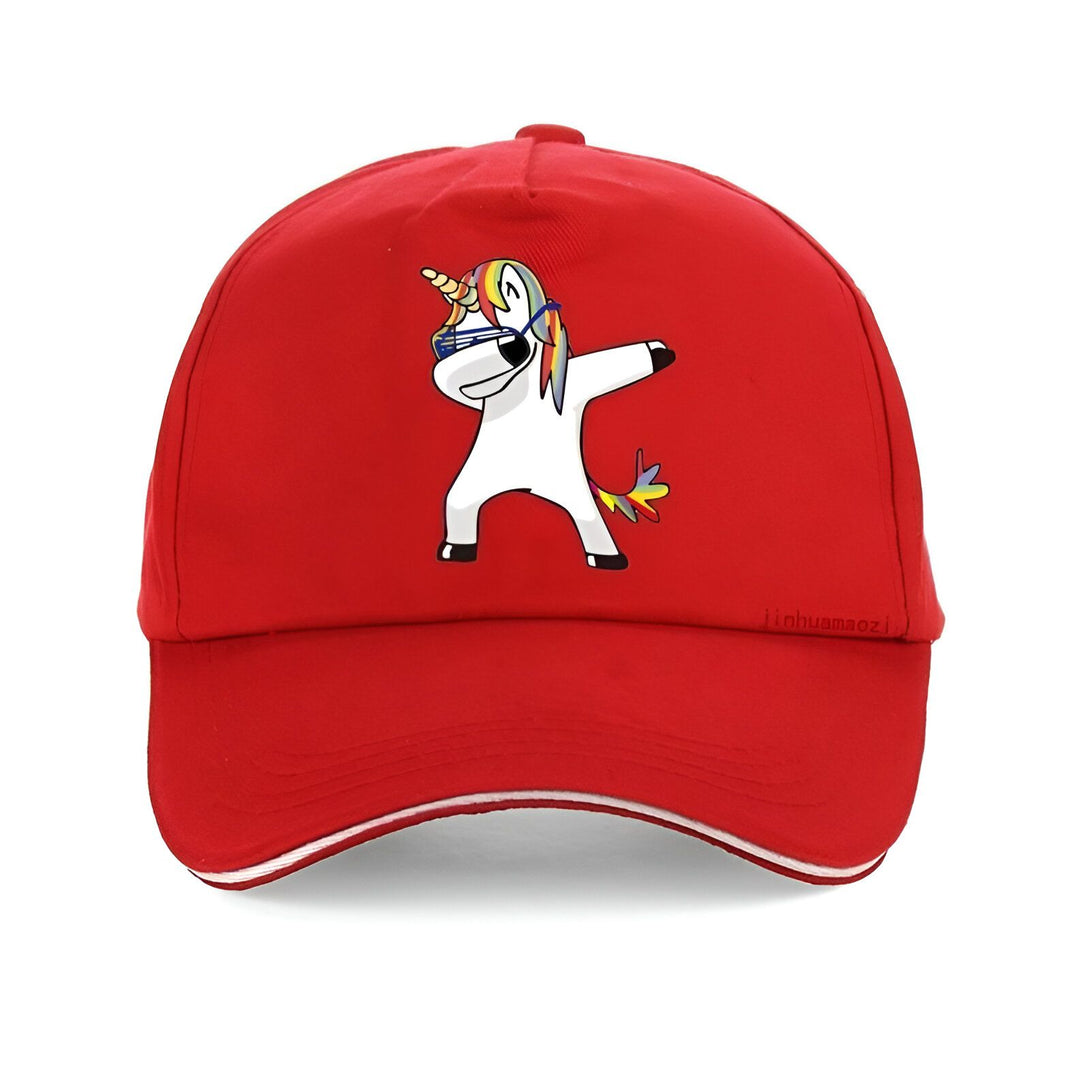 Une casquette rouge avec un motif de licorne. La licorne porte des lunettes de soleil et fait un dab.