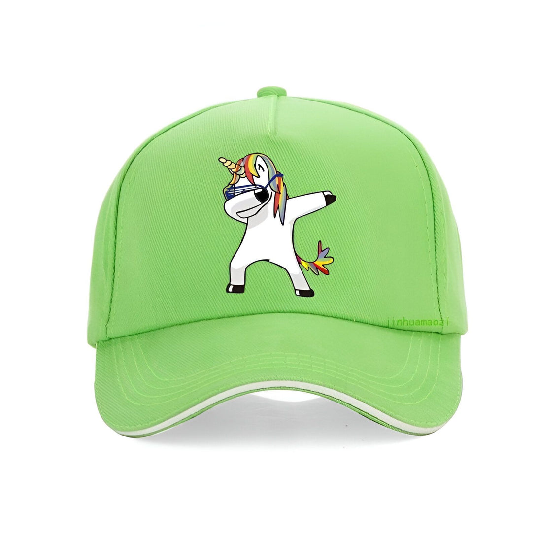 Une casquette verte avec un motif de licorne blanche et arc-en-ciel qui fait un dab.