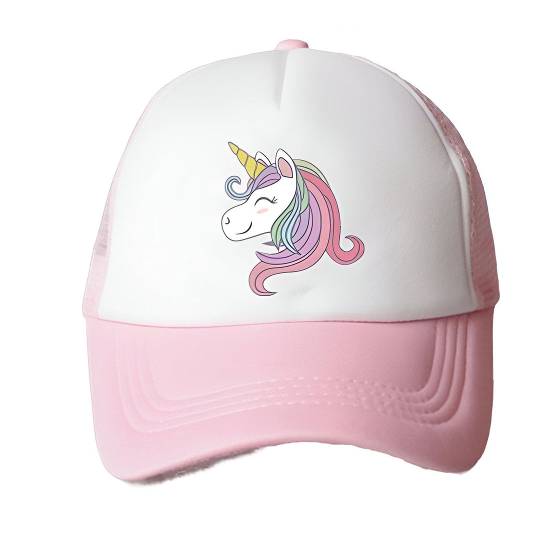 Une casquette de baseball rose et blanche avec un motif de licorne. La licorne a une corne jaune, une crinière et une queue arc-en-ciel, et un visage souriant.