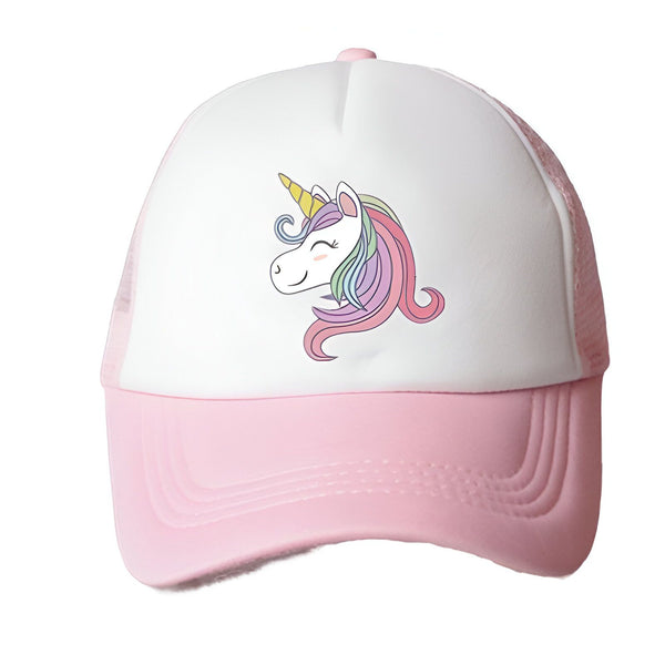 Une casquette de baseball rose et blanche avec un motif de licorne. La licorne a une corne jaune, une crinière et une queue arc-en-ciel, et un visage souriant.