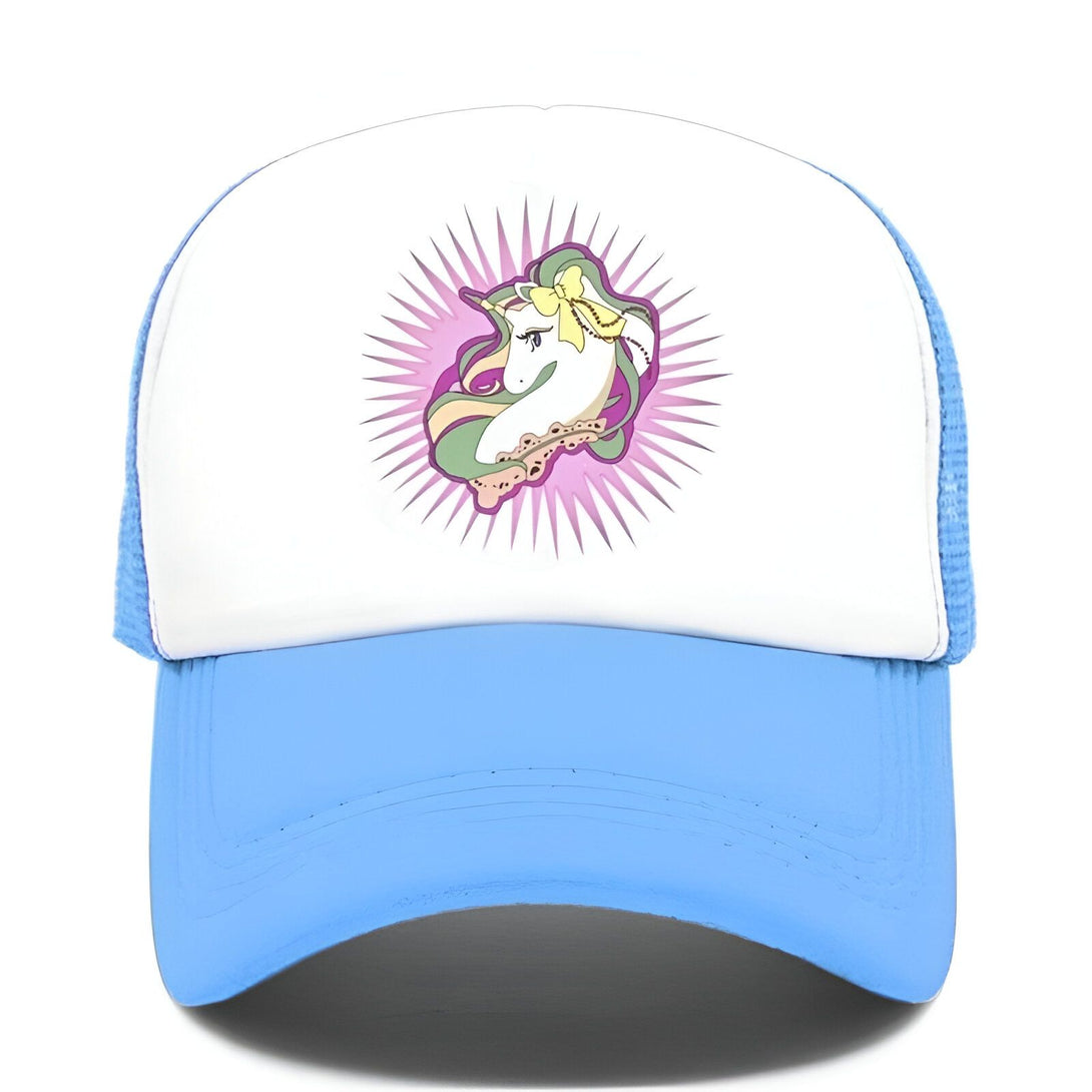 Une casquette de baseball blanche et bleue avec un motif de licorne. La licorne est représentée avec une crinière et une queue arc-en-ciel, et porte un collier de fleurs.