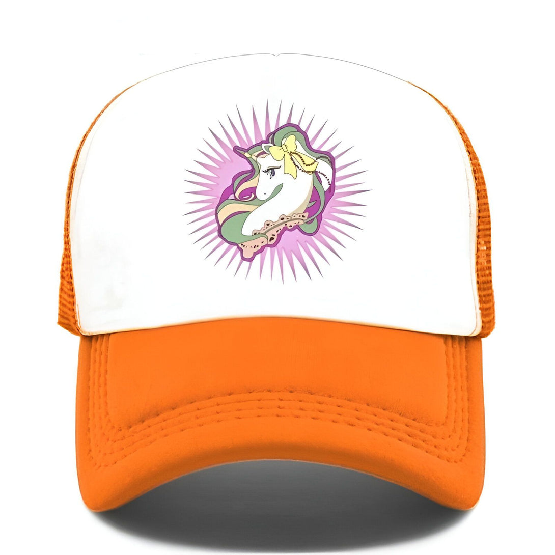 Une casquette de baseball orange et blanche avec un motif de licorne. La licorne est blanche avec une crinière et une queue arc-en-ciel. Elle porte un collier de fleurs et un nœud jaune sur la tête.