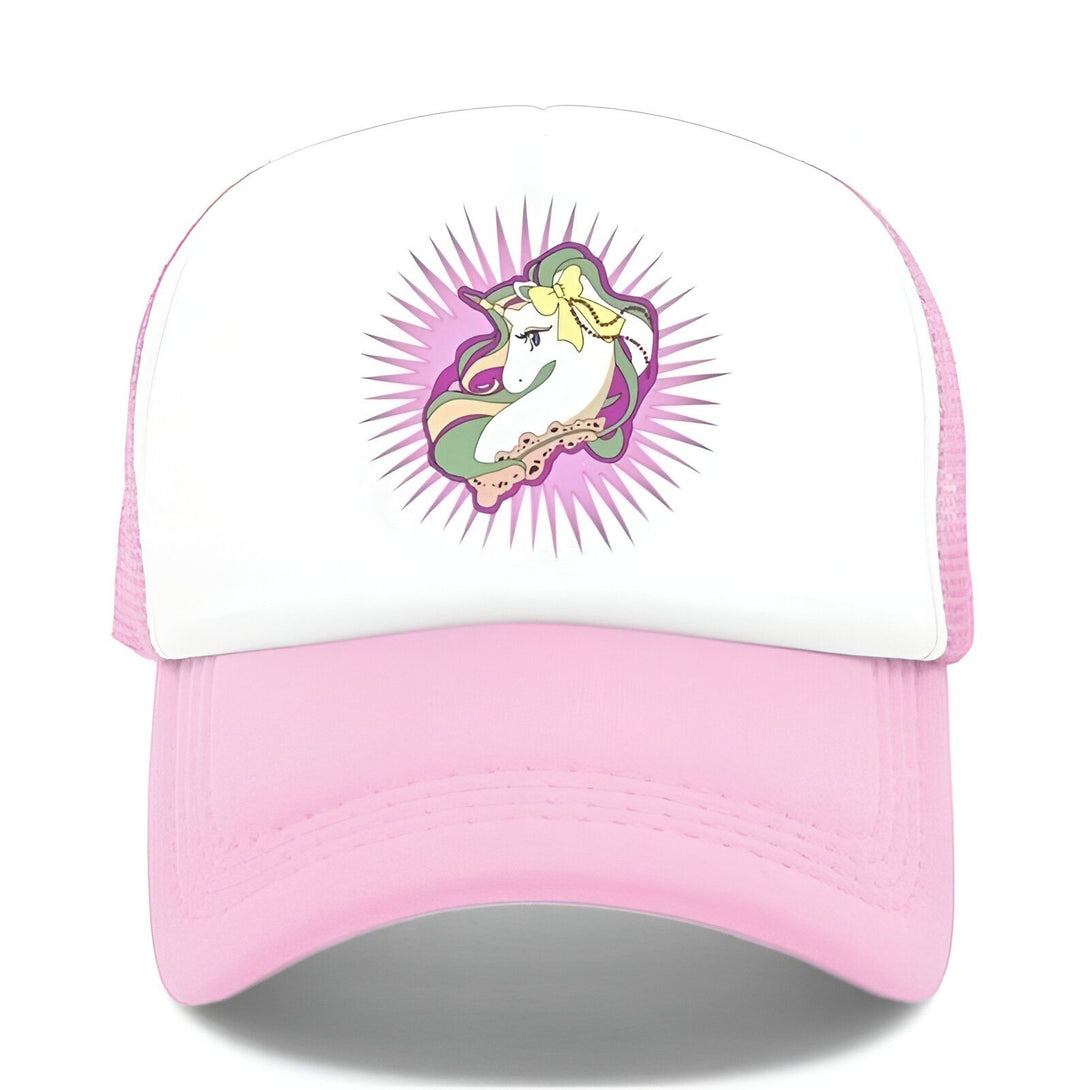 Une casquette de baseball rose avec un motif de licorne. La licorne est blanche avec une crinière et une queue arc-en-ciel. Elle porte un collier de fleurs et un nœud jaune sur la tête.