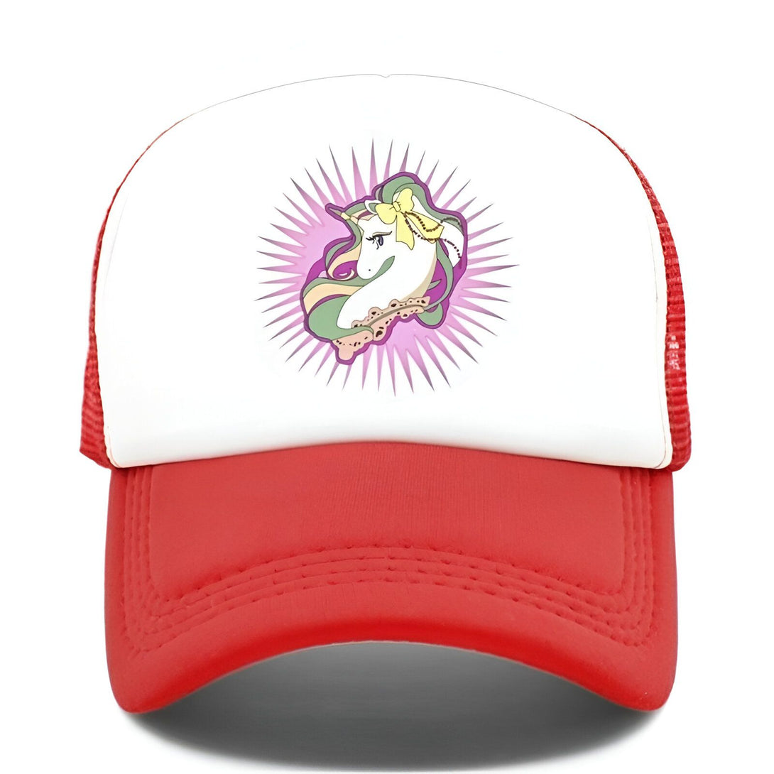 Une casquette de baseball rouge et blanche avec un motif de licorne. La licorne est blanche avec une crinière et une queue arc-en-ciel. Elle porte un collier de fleurs et un nœud jaune sur la tête.